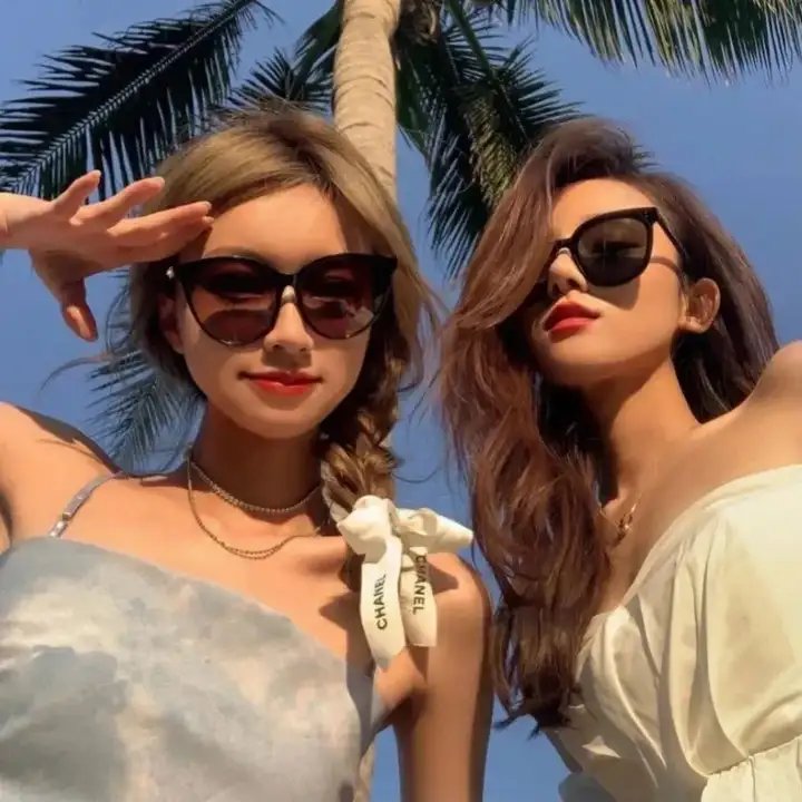 黑白照片的少女